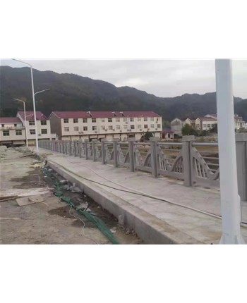公路旁的水泥仿木欄桿有什么作用？